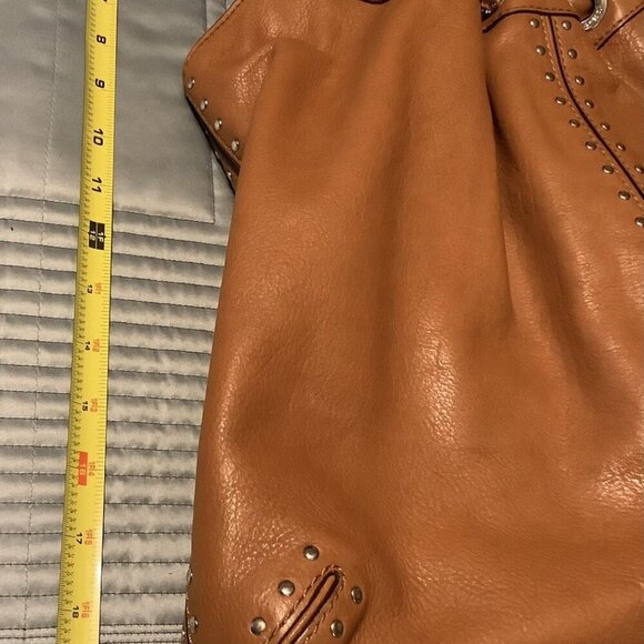 Michael Kors Astor Studded X-Large Ring Tote โ Tan Leather | Edgy & Iconic ๐คโจ - Picture 3 of 15